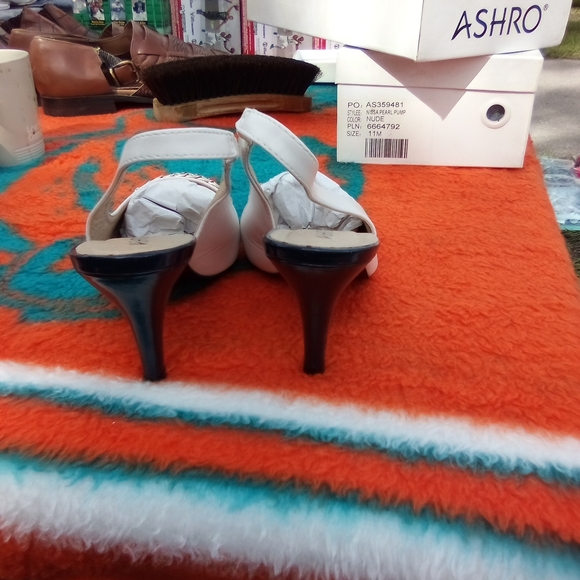 Black and white ladies shoe slingback - Picture 3 of 5